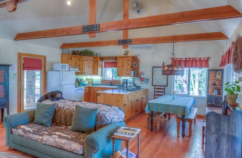 Groveland Cabin | Yosemite Country Cabin - Modern & Private in a woodland setting.