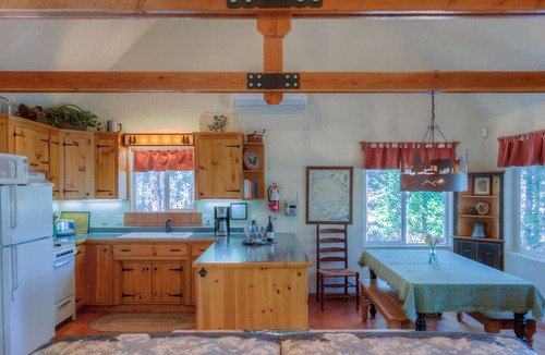 Groveland Cabin | Yosemite Country Cabin - Modern & Private in a woodland setting.