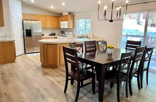 Groveland House | Yosemite Escapes - In Pine Mountain Lake