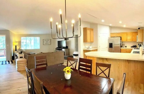 Groveland House | Yosemite Escapes - In Pine Mountain Lake