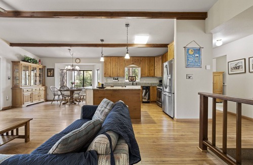 Groveland Cabin | Yosemite Family Retreat: Dogs OK! Games, Lake, Deers, Golf, Family Reunion!
