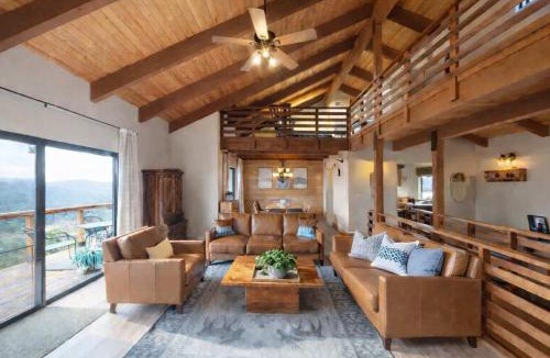 Oakhurst House | Yosemite Lodge 5BR Villa Hot Tub Game Room EV