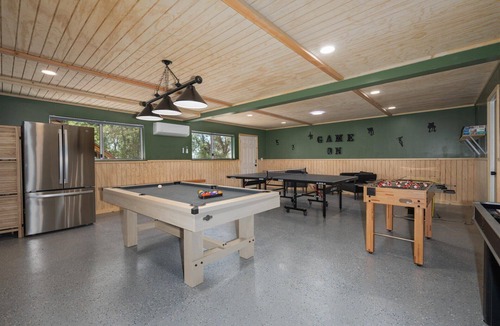 Oakhurst House | Yosemite Lookout Lodge w/hot tub, firepits, game room, and more!