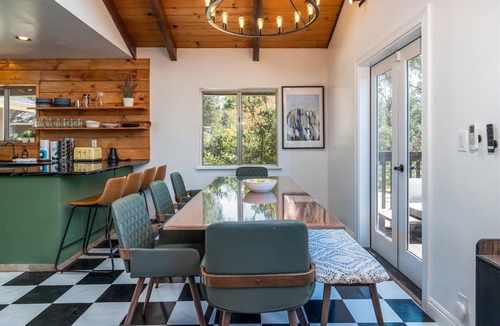 Oakhurst House | Yosemite Lookout Lodge w/hot tub, firepits, game room, and more!
