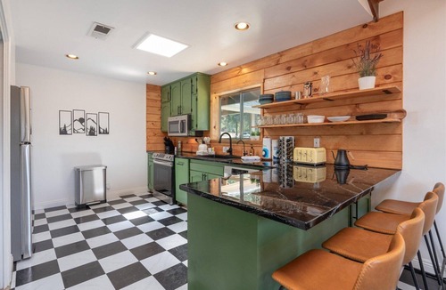 Oakhurst House | Yosemite Lookout Lodge w/hot tub, firepits, game room, and more!