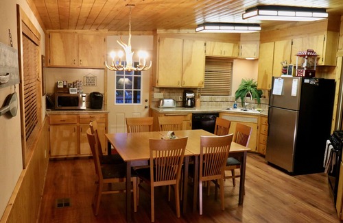 Oakhurst Cabin | Yosemite National park (15 miles)/Bass Lake (1 mile) Cozy Cabin w/HOT TUB