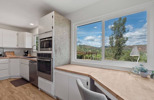 Mariposa House | Yosemite Oasis - Mountain Views with Pool and Hottub