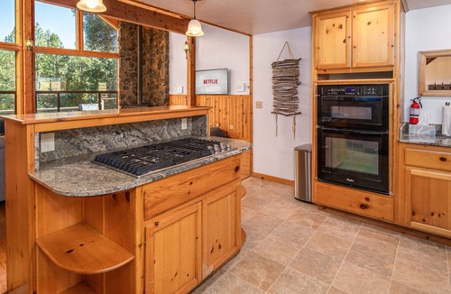 Midpines House | Yosemite Retreat for 14: 2 Homes, Private Lake