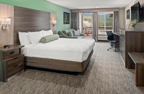 Oakhurst Hotel | Yosemite Southgate Hotel & Suites