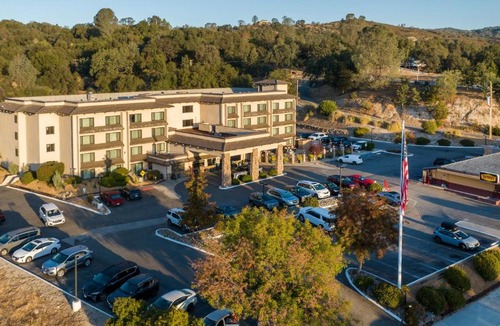 Oakhurst Hotel | Yosemite Southgate Hotel & Suites