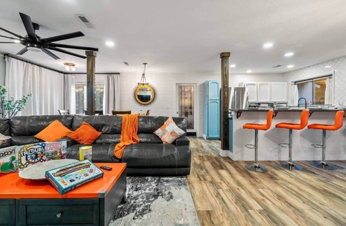 Sonora House | Yosemite Stars * Hot Tub*2 Decks*Creek view*Arcade