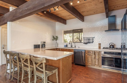 Oakhurst House | Yosemite Sunrise House with hot tub/views/game room!