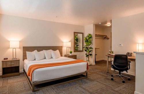 Moss Landing Hotel | Your Coastal Hideaway: Deluxe King with Wet Bar