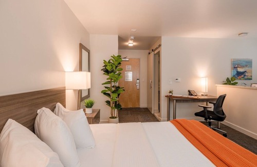 Moss Landing Hotel | Your Coastal Hideaway: Deluxe King with Wet Bar