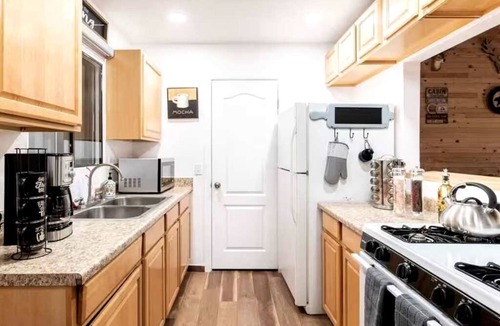 Sugarloaf Cabin | Your Mountain Oasis: Cabin with Hot Tub in Sugarloaf, California