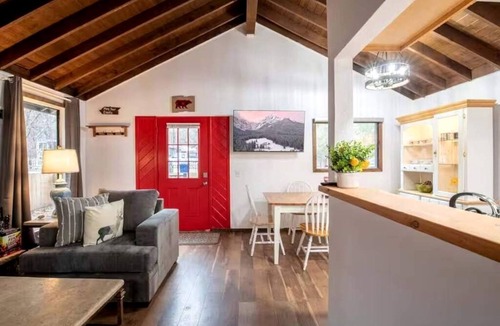 Sugarloaf Cabin | Your Mountain Oasis: Cabin with Hot Tub in Sugarloaf, California