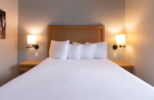 Napa Hotel | Your Napa Escape! 2 Relaxing Units, Free Parking, Outdoor Pool!