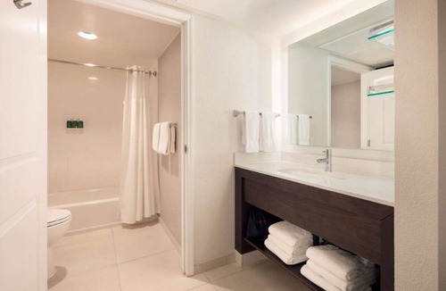 Raisin Hotel | Your Perfect Getaway in Fresno! Full Kitchen, Outdoor Pool, Pets Allowed!
