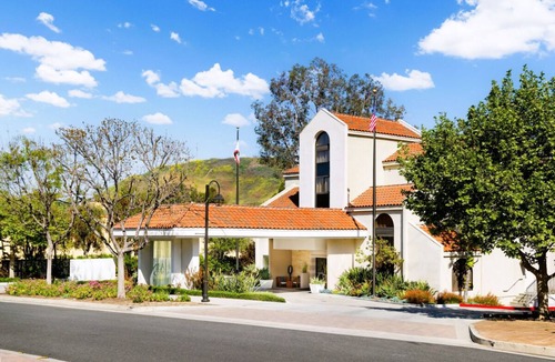 Calabasas House | Your Ultimate Leisure Stay Near Lake Calabasas Park! 3 Spacious Units, Pool