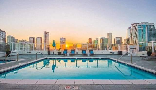 1 Bedroom Condo with Rooftop Amenities – Pool, Jacuzzi & Breathtaking City Views