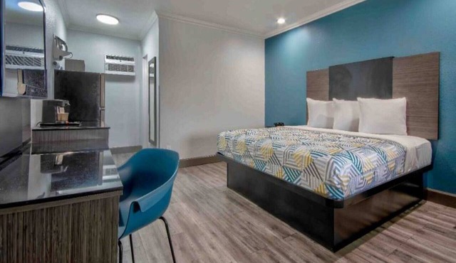 1 King Bed | Mobil Acc RI Shwr Suite Nsmk