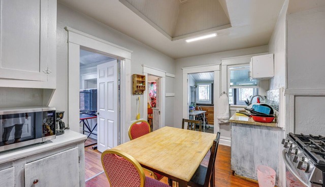 1 Mi to Dtwn Stockton! Upstairs Apt w/ Shared Yard