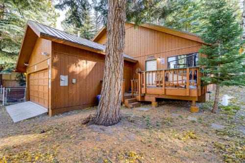 1 Mi to Skiing! Cabin Hideaway on June Lake Loop