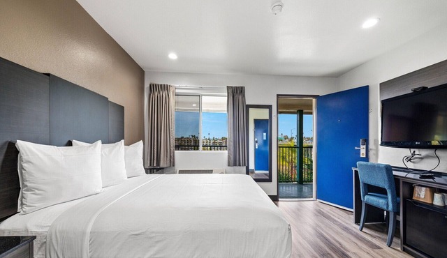 1 Queen Bed|Nsmk,Mini Fridge in Oceanside