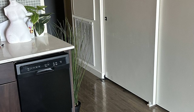 10 min to Hollywood comfy studio in mid city (pet friendly)