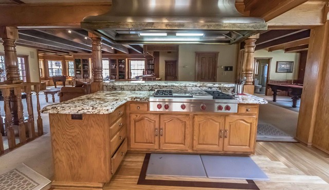 10k Sq. Ft. Luxury Tahoe Mansion 6Bd in Main house & 4Bd in guesthouse