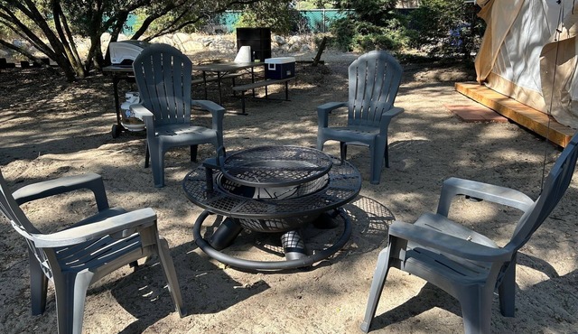 12x14 Cabin Tent. 4.5 miles to the Sequoia National park entrance. in Three Rivers