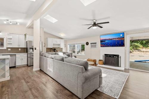15 Min to Beach and Zoo - Hot Tub - Cozy Fire Villa Pit in San Diego