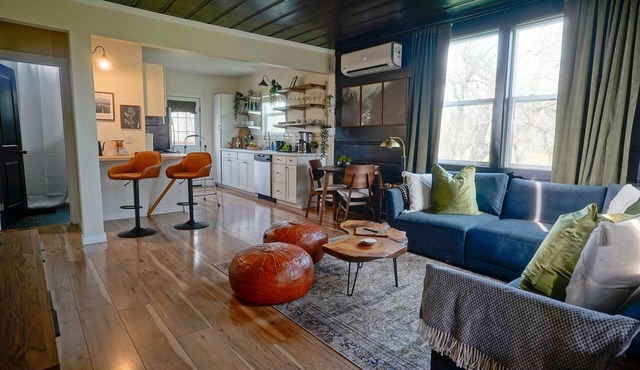 2-bdrm, 1.5 bath, dog-friendly, 5 min to downtown, tucked away, scenic views