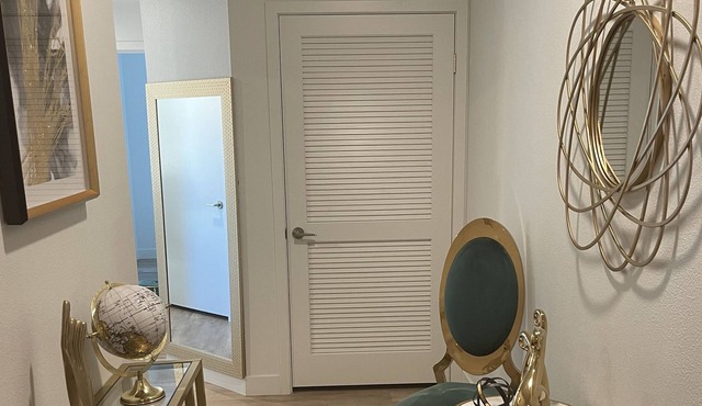 2 bedroom 2 bathroom located in Los Angeles, Ca