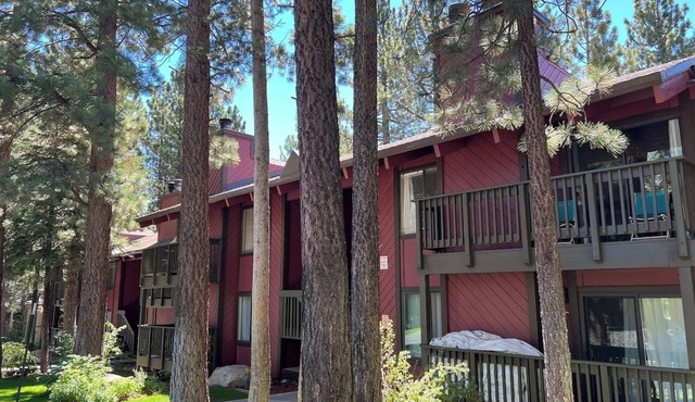 2-bedroom condo just a 5 minute free shuttle to Mammoth Mtn door to door.