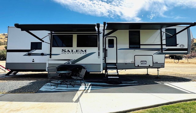 2-bedroom recreational vehicle in lovely Exeter with AC