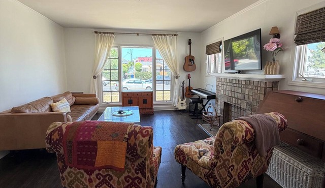 2-bedroom townhome in lovely Los Angeles with AC