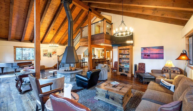 2 Blocks to Lake Tahoe! Group Gem w/ Hot Tub