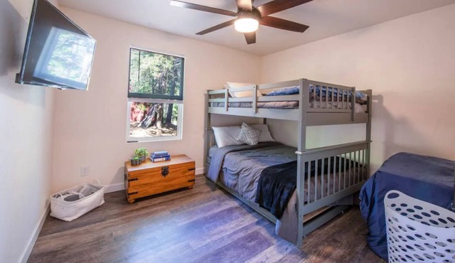 2 Cabins: Hot Tub/Sauna/Steam Shower & Game Room
