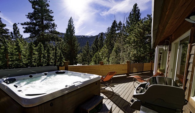 2 FREE ski passes! HUGE private deck & hot tub! PET FRIENDLY!