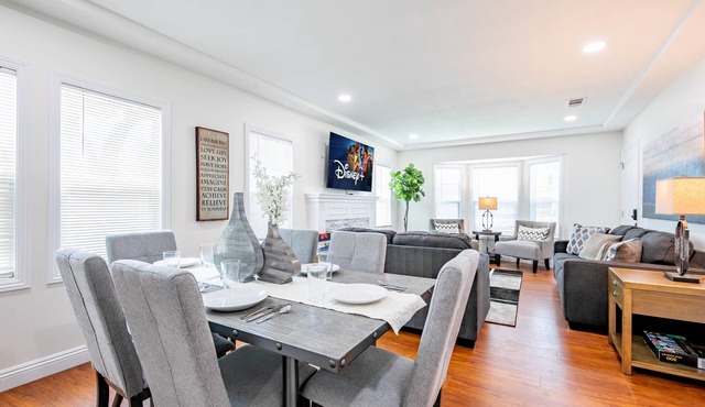 2 Homes on One Property, near DTLA 6bd-3ba, btw Disney & Hollywood!