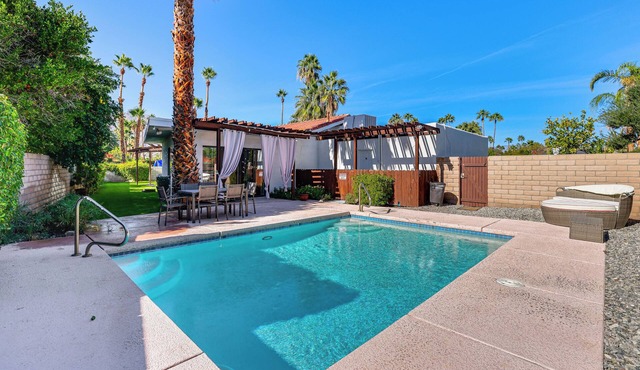 2 Mi to Downtown Palm Springs: Scenic Home w/Yard