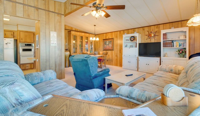 2 Mi to Lake Havasu: Pet-Friendly Home w/Grill!
