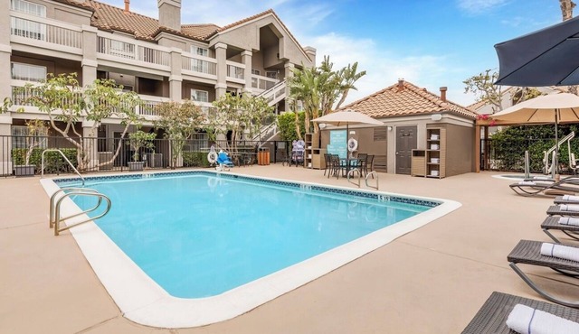 2 One-bedroom Condos w/Free Breakfast & Outdoor Fireplace, Close to Wineries