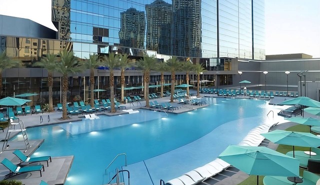 2 Premier Suites! Outdoor Pool, Lounge Bar & Direct Strip Access Near Bellagio!