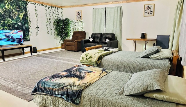 #2 Relaxing Rustic Retreat studio on 21 acres in Cottonwood WiFi, AC, Yoga room