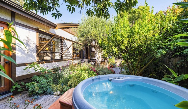 2b/2b Downtown Cottage with Hot Tub 30 day + in Santa Barbara