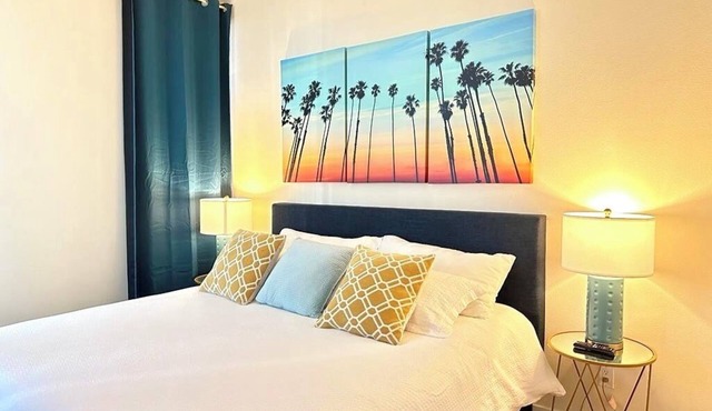 2BD/2BA King Bed apartment with AC in lively DT Santa Monica