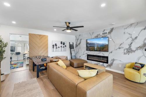 2BR 2BA Home Hot Tub, Firepit, Yard, BBQ, Parking