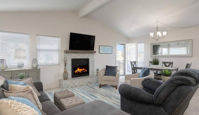 3 Bedroom, 2 bathrooms, steps to the sand, sleeps 8